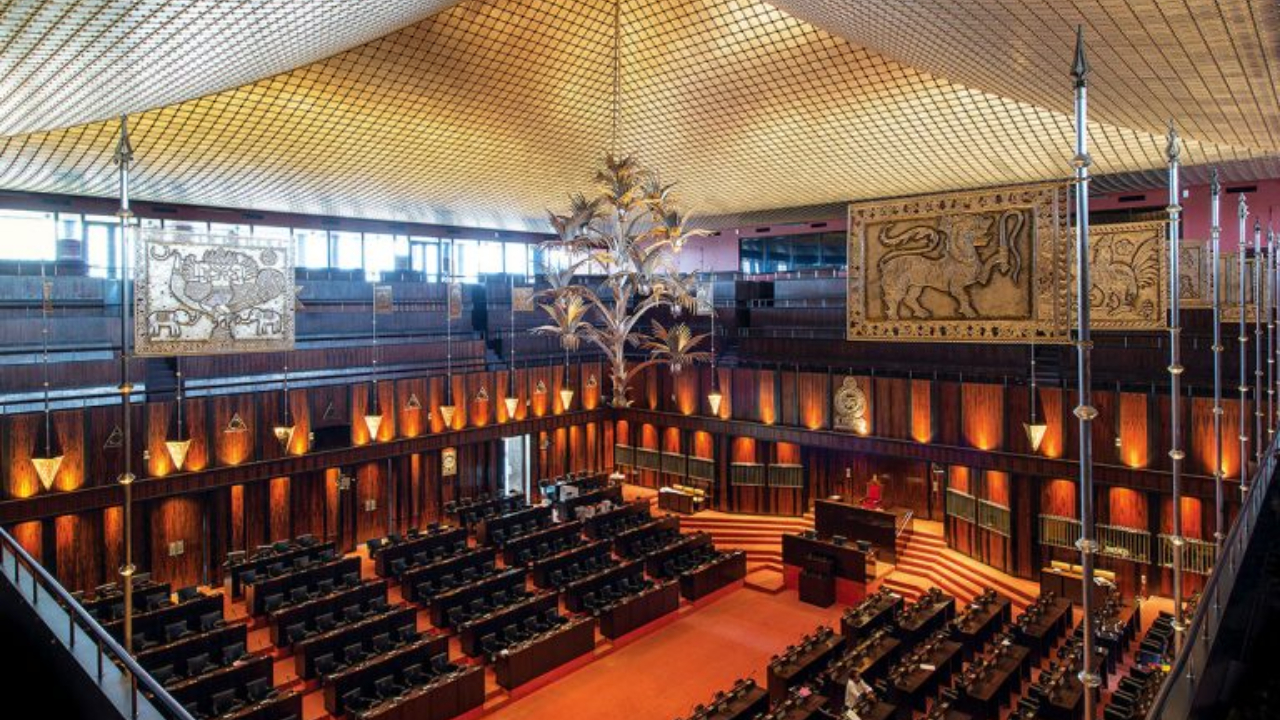 நாடாளுமன்ற உறுப்பினர்கள், உழியர்களுக்கு நீண்ட விடுமுறை!