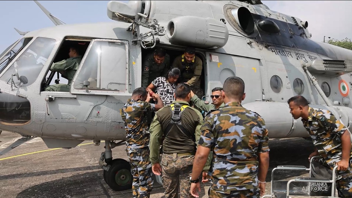 கொத்மலை பகுதியில் சிக்குண்ட வெளிநாட்டவர்களை மீட்ட இந்திய விமானப்படை!