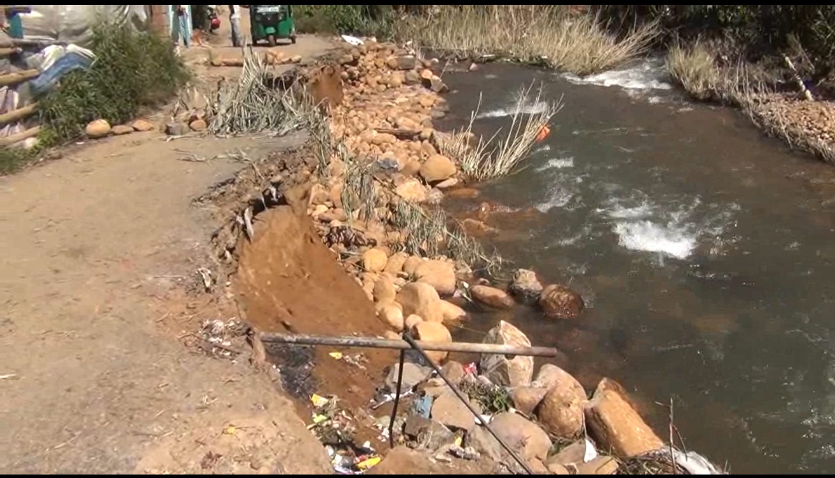 டயகம கிழக்கு வீதி முற்றாக சேதம் – சுமார் 5000 க்கும் மேற்பட்ட  மக்கள் பெரும் அவதி!