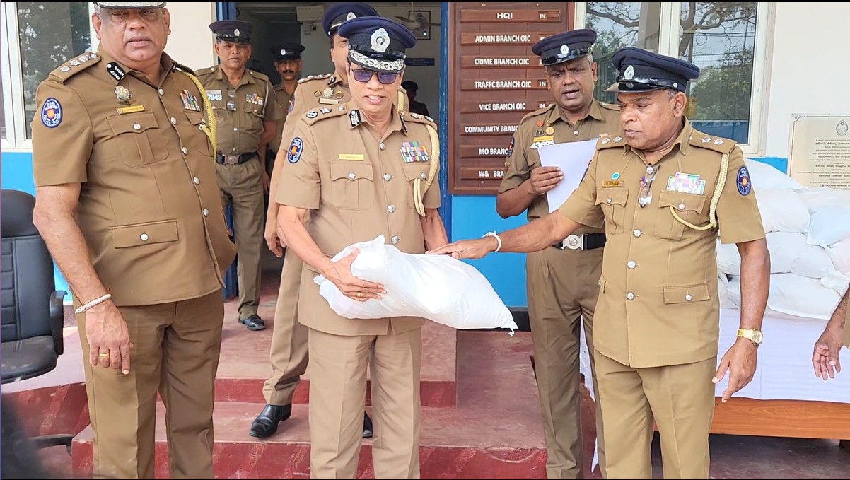 கிளிநொச்சி பொலிசாரின் ஏற்பாட்டில் வெள்ளத்தினால் பாதிக்கப்பட்டவர்களுக்கு நிவாரண பொதிகள் வழங்கிவைப்பு!