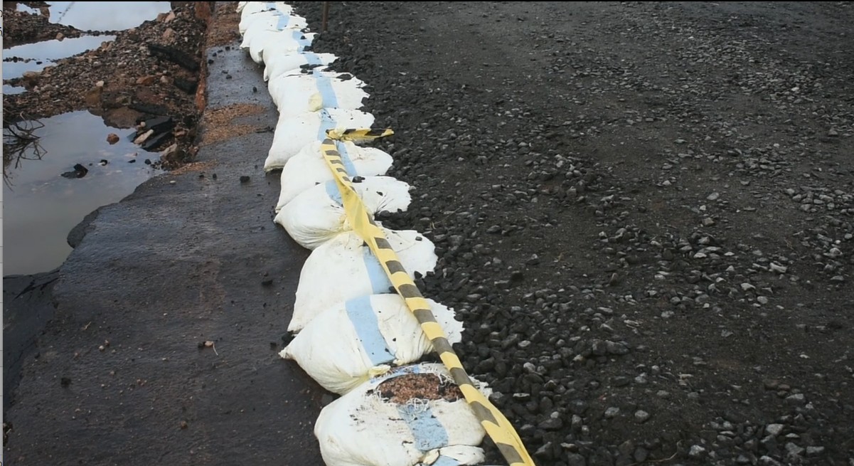 சேருநுவர கந்தளாய் பிரதான வீதி ஓரம்  ஒரு கிலோமீட்டர் துரம் பாதிப்பு !