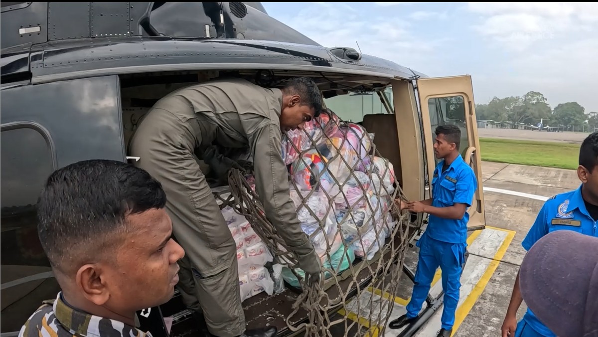 சீரற்ற காலநிலையால் பாதிக்கப்பட்ட மக்களுக்கு நிவாரணம் வழங்கும் பணியை தொடரும் இலங்கை விமானப்படை.!