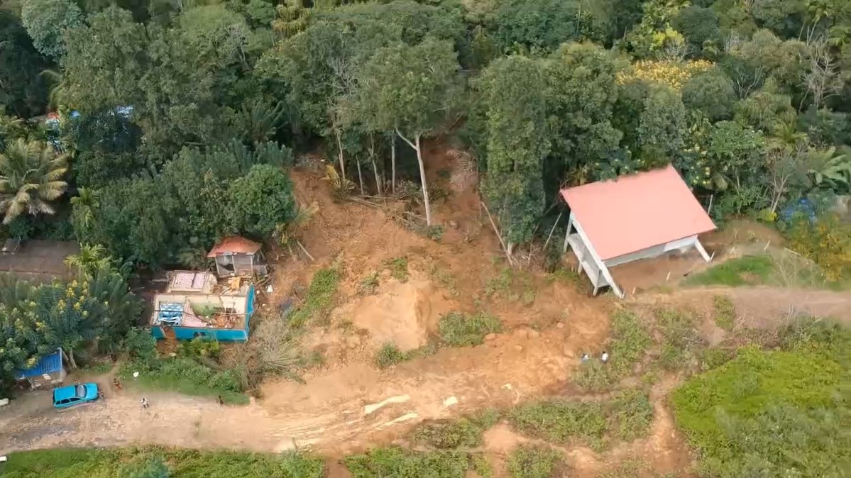 பதுளை ஹாலி எல  கெடவல  கந்தேகெதர பகுதியில்  மண்சரிவு – சுமார்  3 வீடுகள் முற்றாக  சேதம்!