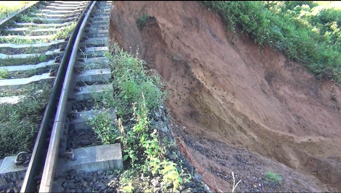 மண்சரிவில் மலையக ரயில் மார்க்கம் கடுமையாக சேதம்!