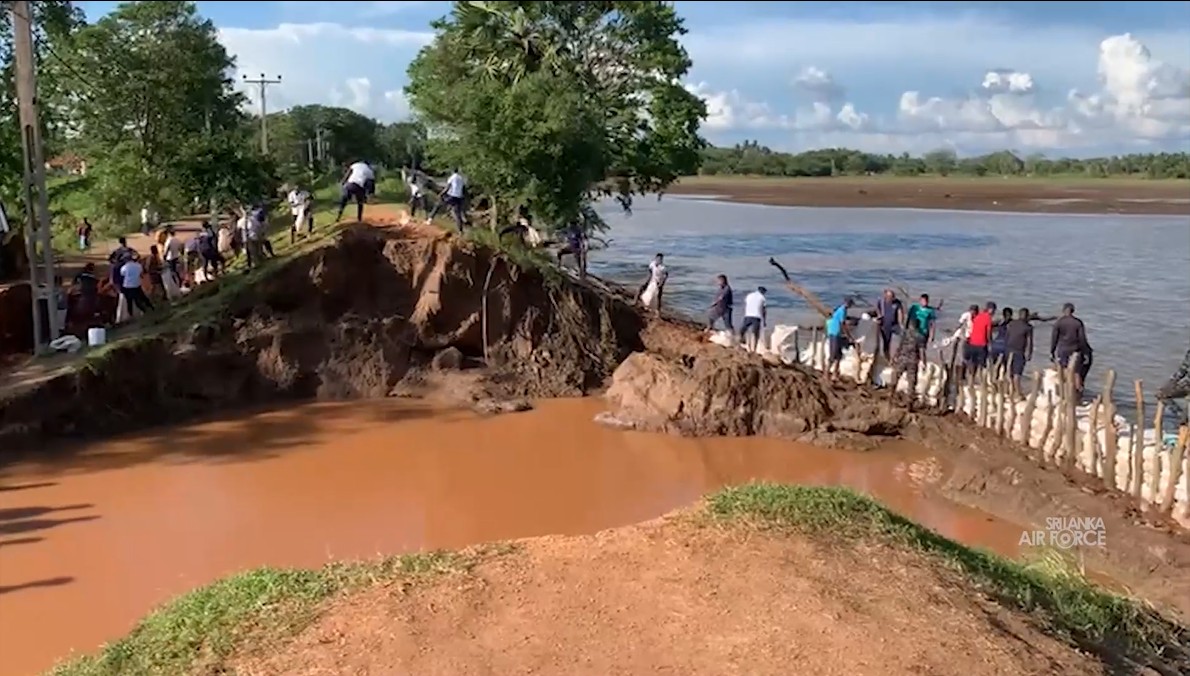 வெள்ளத்தில் சேதமடைந்த வவுனியா  புளியங்குளம் குளக்கட்டு புனரமைப்பு!