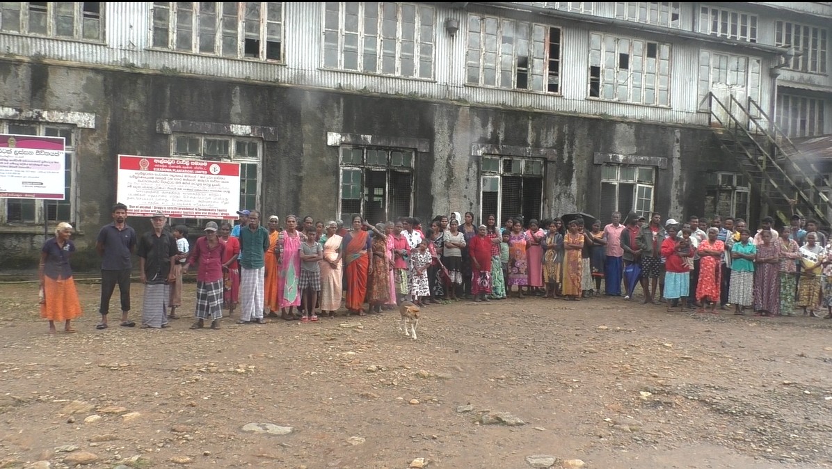செம்புகவத்தை தோட்டைப் பகுதியிலிருந்து வெளியேற்றப்பட்ட மக்கள் பல்வேறு சிரமங்களுக்கு மத்தியில் தொழிற்சாலையில் !