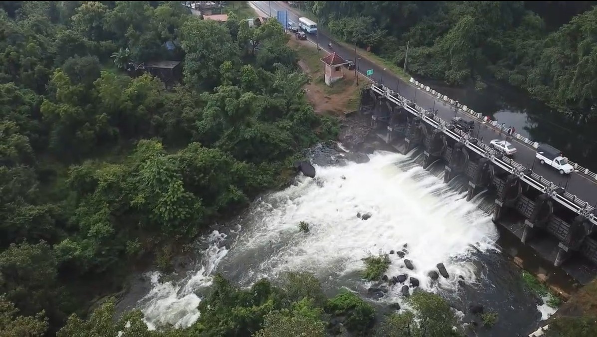 கந்தளாய் குளத்தின் நான்கு வான்கதவுகள்  திறப்பு!
