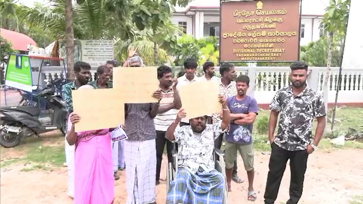 படகு வழங்கலில் முறைகேடு- வடமராட்சி கிழக்கு பிரதேச செயலகம் முன்பாக கவனயீர்ப்பு போராட்டம்!