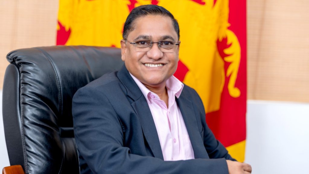 பங்களாதேஷ் புறப்பட்டார் அமைச்சர் விஜித ஹேரத்!