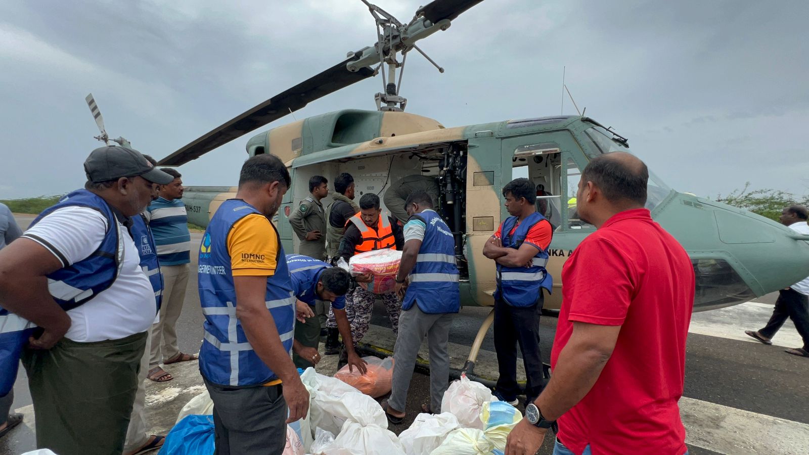 மன்னார் -குஞ்சுக்குளம் கிராம மக்களுக்கு வானூர்தி ஊடாக உலர் உணவு ,பொருட்கள் அனுப்பி வைப்பு!