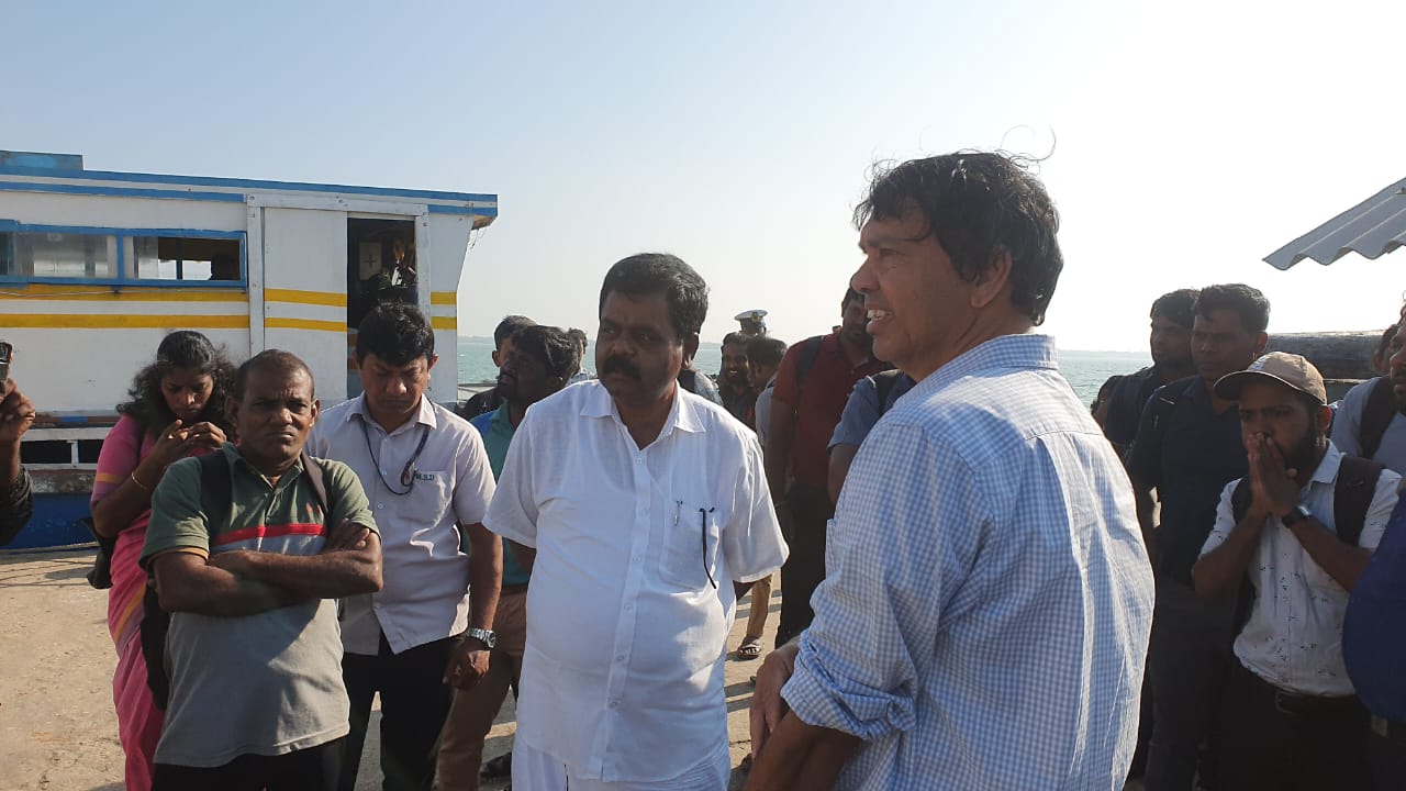 வெள்ளநிவாரணம் வழங்குவதற்காக சென்ற நெடுந்தாரகை படகில் குழப்பம்!