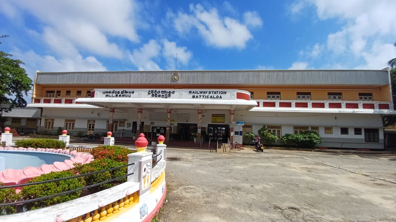 வெள்ளத்தினால் பாதிக்கப்பட்ட கிழக்கு புகையிரத சேவைக்கான புனரமைப்பு பணிகள் மும்முரம்