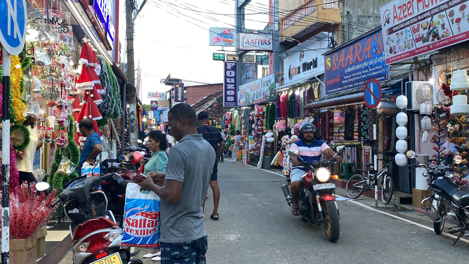 கிறிஸ்துவின் பிறப்பினை அமைதியான முறையில் கொண்டாடுவதற்குவதற்கு மட்டக்களப்பு மக்கள் தயாராகி வருகின்றனர்!