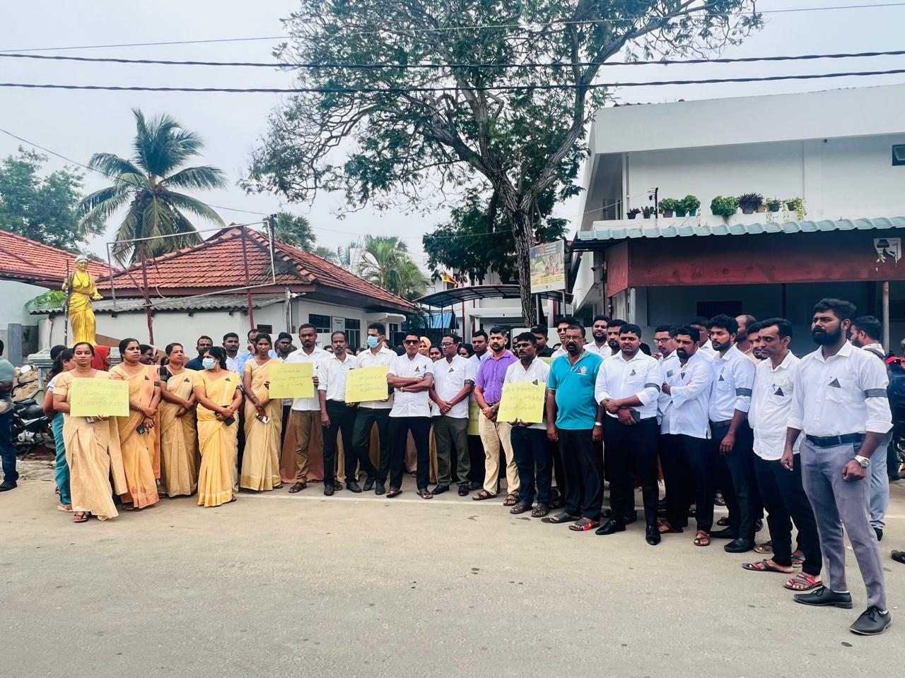 கடமையில் இருந்த பெண் கிராம அலுவலரை தாக்க முயற்சி – மன்னாரில் போராட்டத்தில் குதித்த கிராம அலுவலர்கள்!