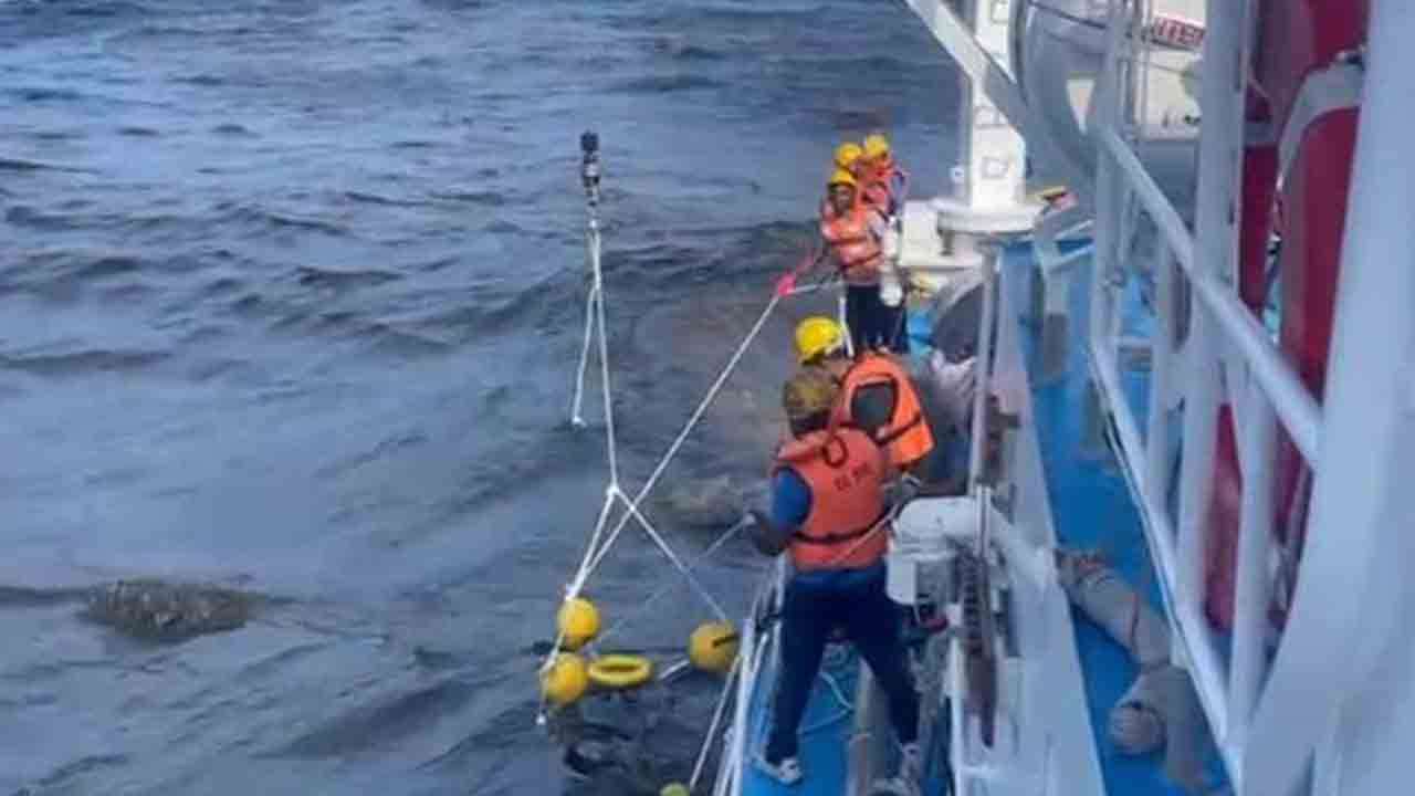 கொழும்புத் துறைமுகத்தில் மசகு எண்ணெய்  கப்பல் ஒன்றின் குழாயில் கசிவு!