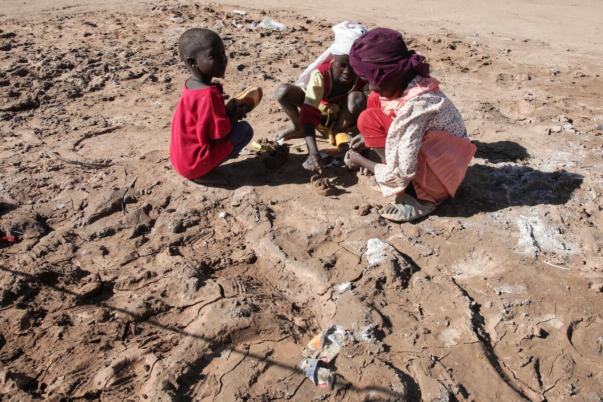 சூடானில் ஆயுத குழுக்களின் ட்ரான் தாக்குதலில்  பாடசாலை மாணவர்கள் உட்பட 50பேர் உயிரிழப்பு!