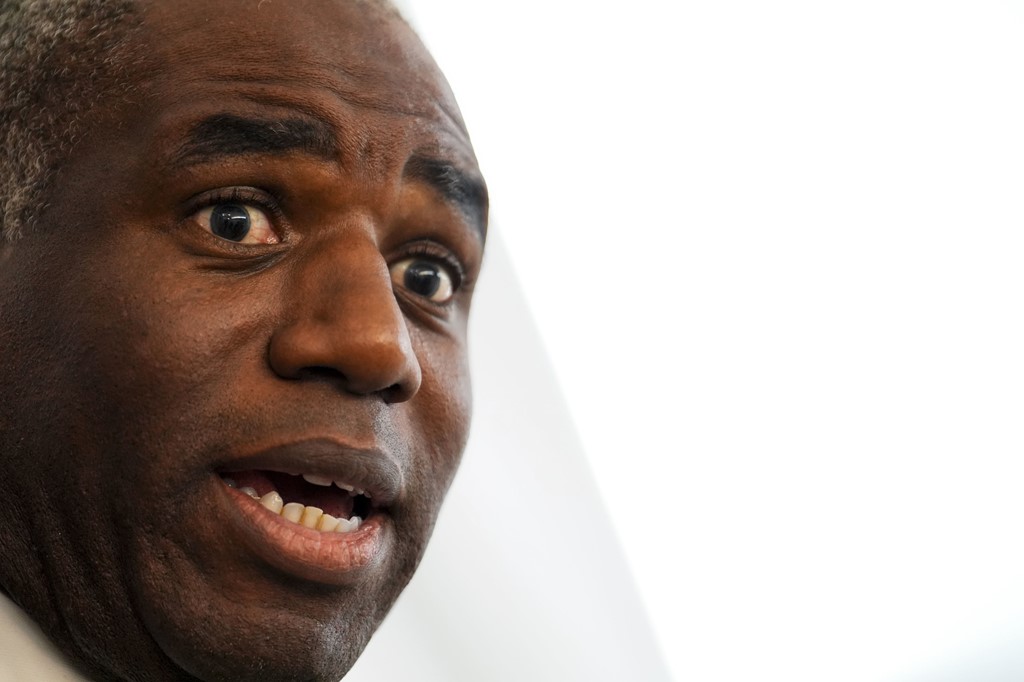 இங்கிலாந்தில் தவறுதலாக விடுவிக்கப்பட்ட இரண்டு கைதிகள் இன்னும் தலைமறைவு –  நீதி செயலாளர் தெரிவிப்பு!