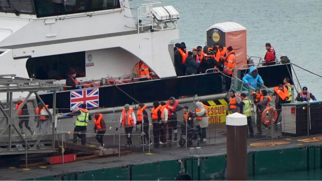 சனிக்கிழமை மாத்திரம் 800க்கும் மேற்பட்ட புலம்பெயர்ந்தோர் ஆங்கிலக் கால்வாயைக் கடந்து சாதனை!