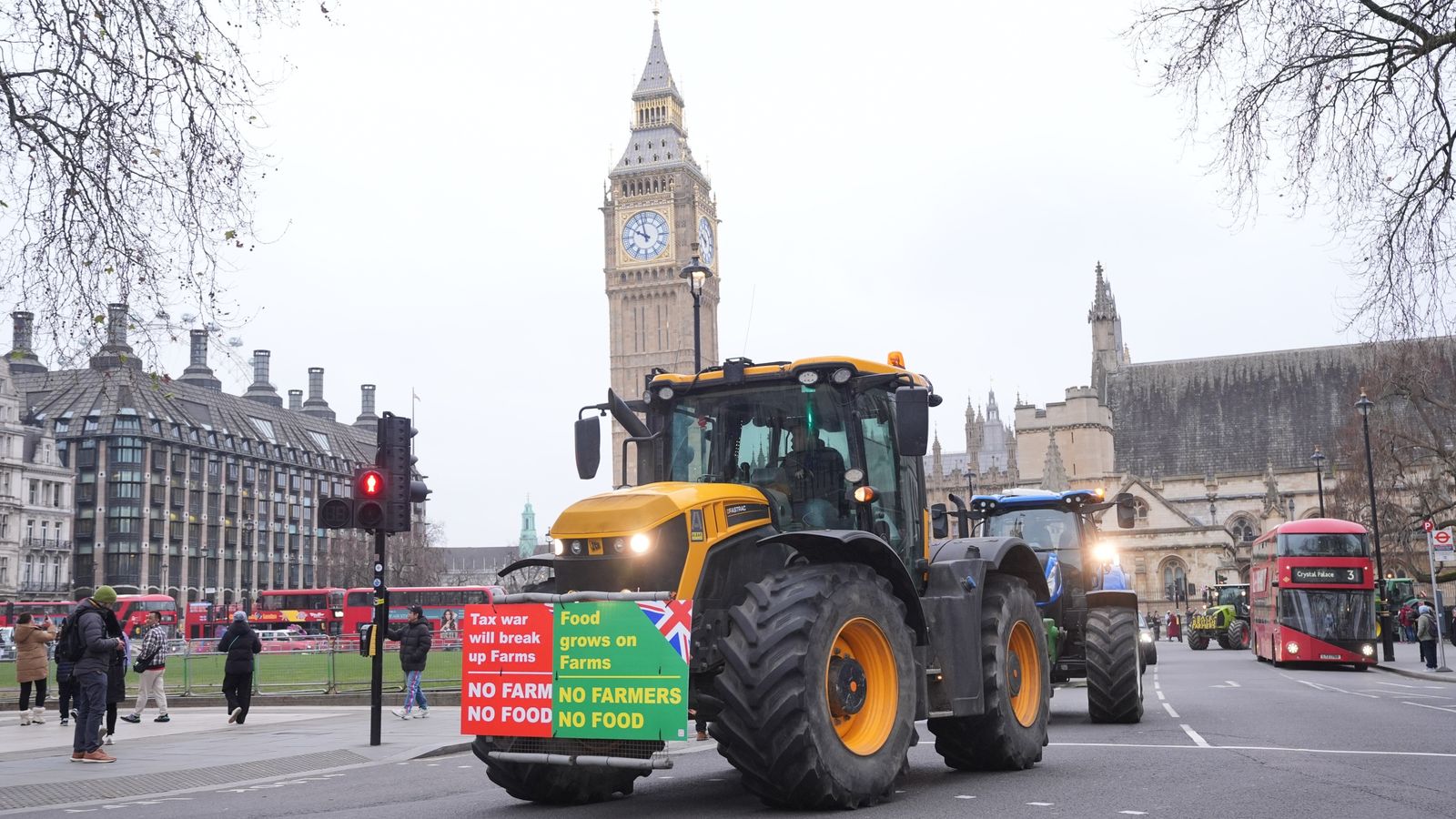 விவசாயப் பண்ணைகளுக்கான பாரம்பரிய வரி திட்டத்திற்கு எதிராக கிராமிய தொழிற்கட்சியினர் கிளர்ச்சி!