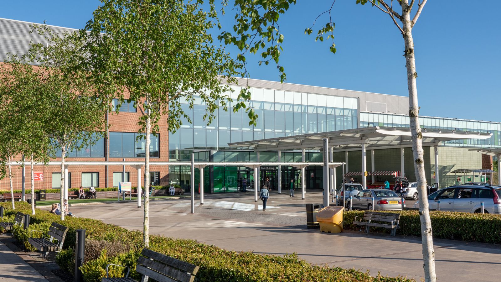 இங்கிலாந்தில் 38 நோயாளிகள் மீது பாலியல் துஸ்பிரயோகம் – முன்னாள் வைத்தியருக்கு எதிராக குற்றச்சாட்டு!