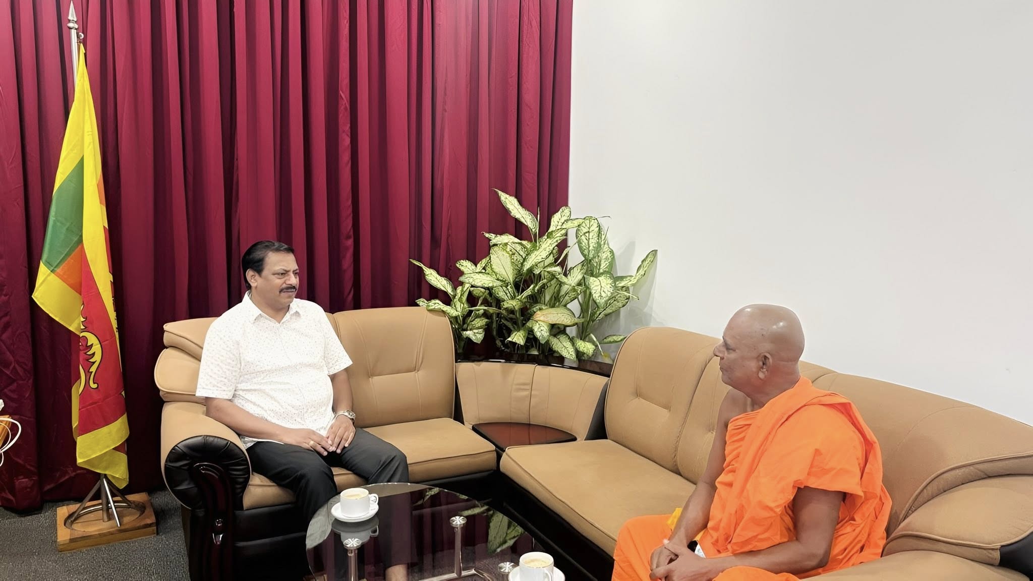 நயினாதீவு விகாராதிபதி  – யாழ்ப்பாண மாவட்ட செயலர்   இடையில் சந்திப்பு!