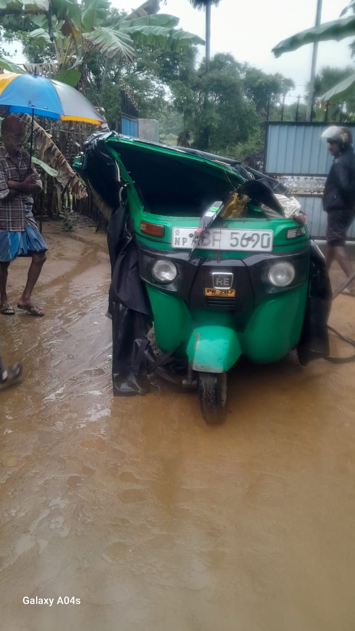 ஒட்டுசுட்டான் பகுதியில் யானை தாக்குதல் – முச்சக்கரவண்டி சாரதி படுகாயம்!
