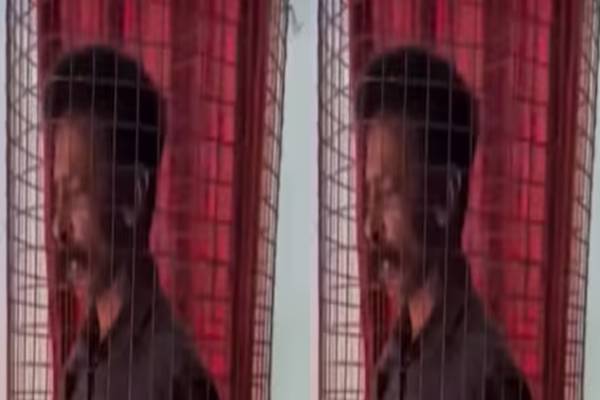 இரும்பு வலையுடன் வீட்டை விட்டு வெளியேறிய நபர்