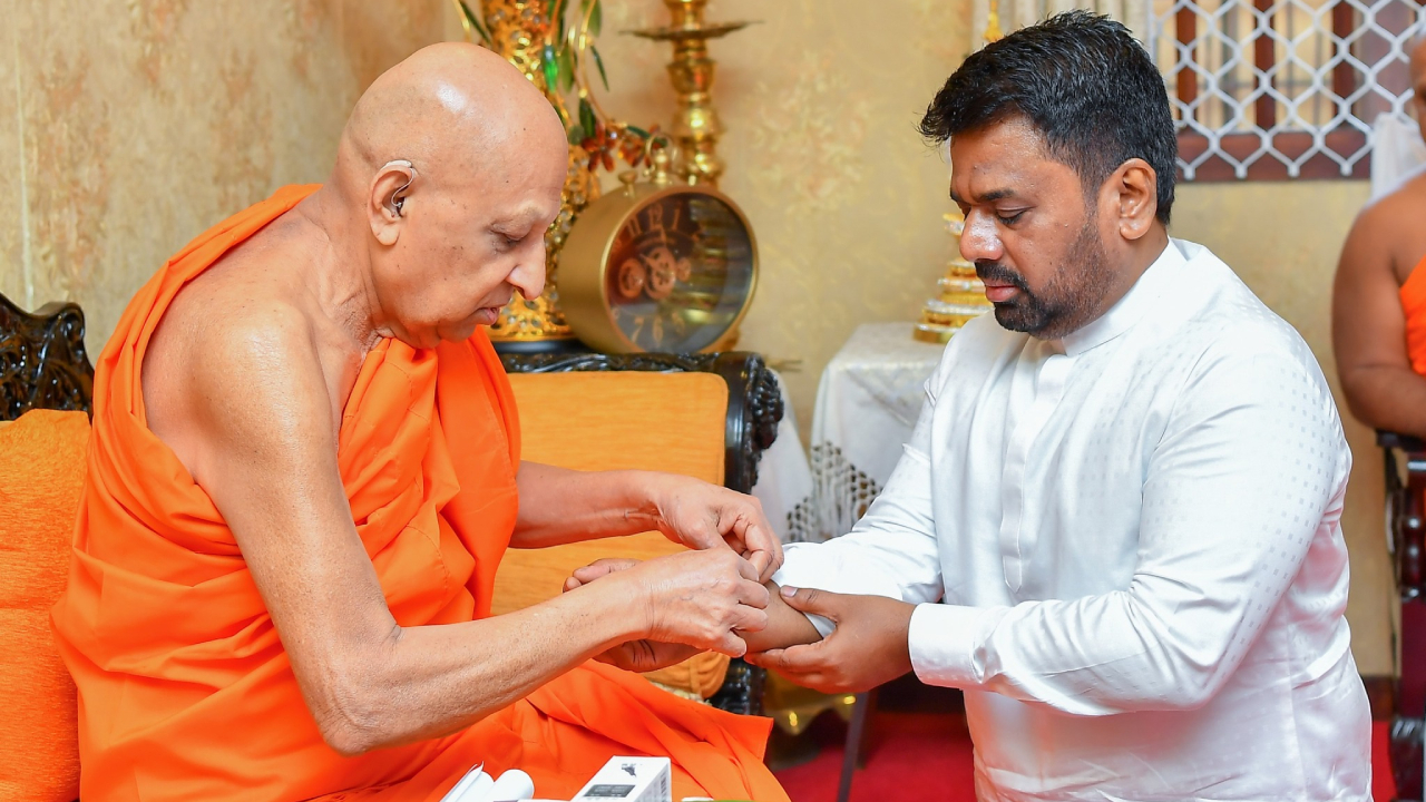 புத்தாண்டை முன்னிட்டு வரலாற்று சிறப்புமிக்க  தலதா மாளிகையில் ஜனாதிபதி வழிபாடு!