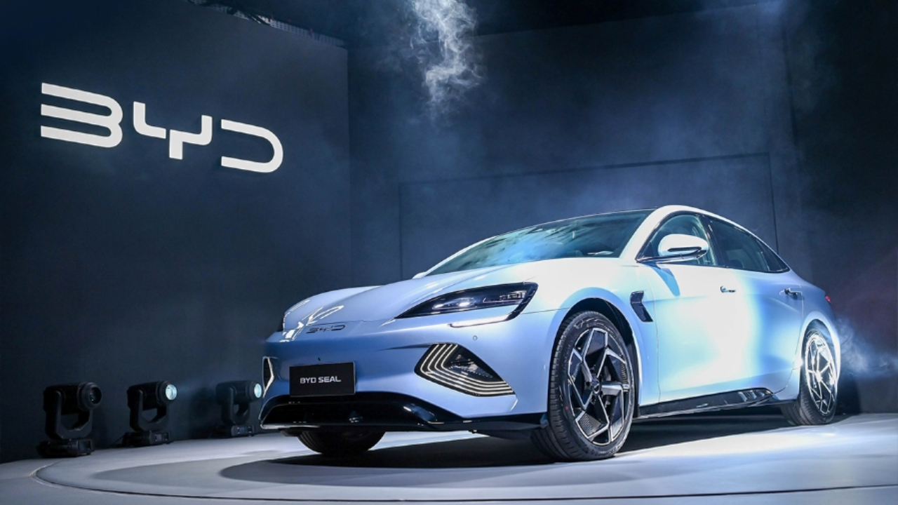 உலகின் முன்னணி மின்சார வாகன விற்பனையாளரான டெஸ்லாவை முந்த தயாராகும் சீனாவின் BYD!