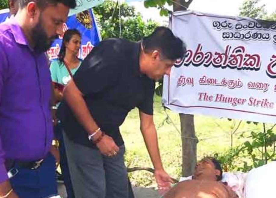 தொடர் உண்ணாவிரதப் போராட்டத்தை பார்வையிடுவதற்கு வருகைதந்த எதிர்க்கட்சித் தலைவர்