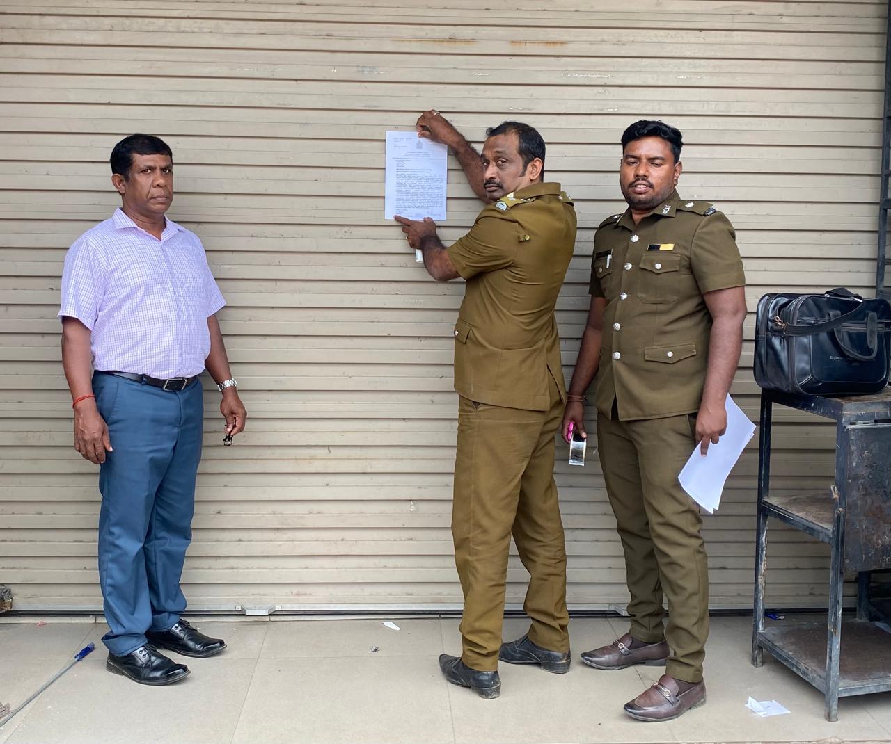 ஊர்காவற்துறையில் சுகாதாரமற்ற முறையில் இயங்கிய  கடைகளுக்கு  அபராதம் !