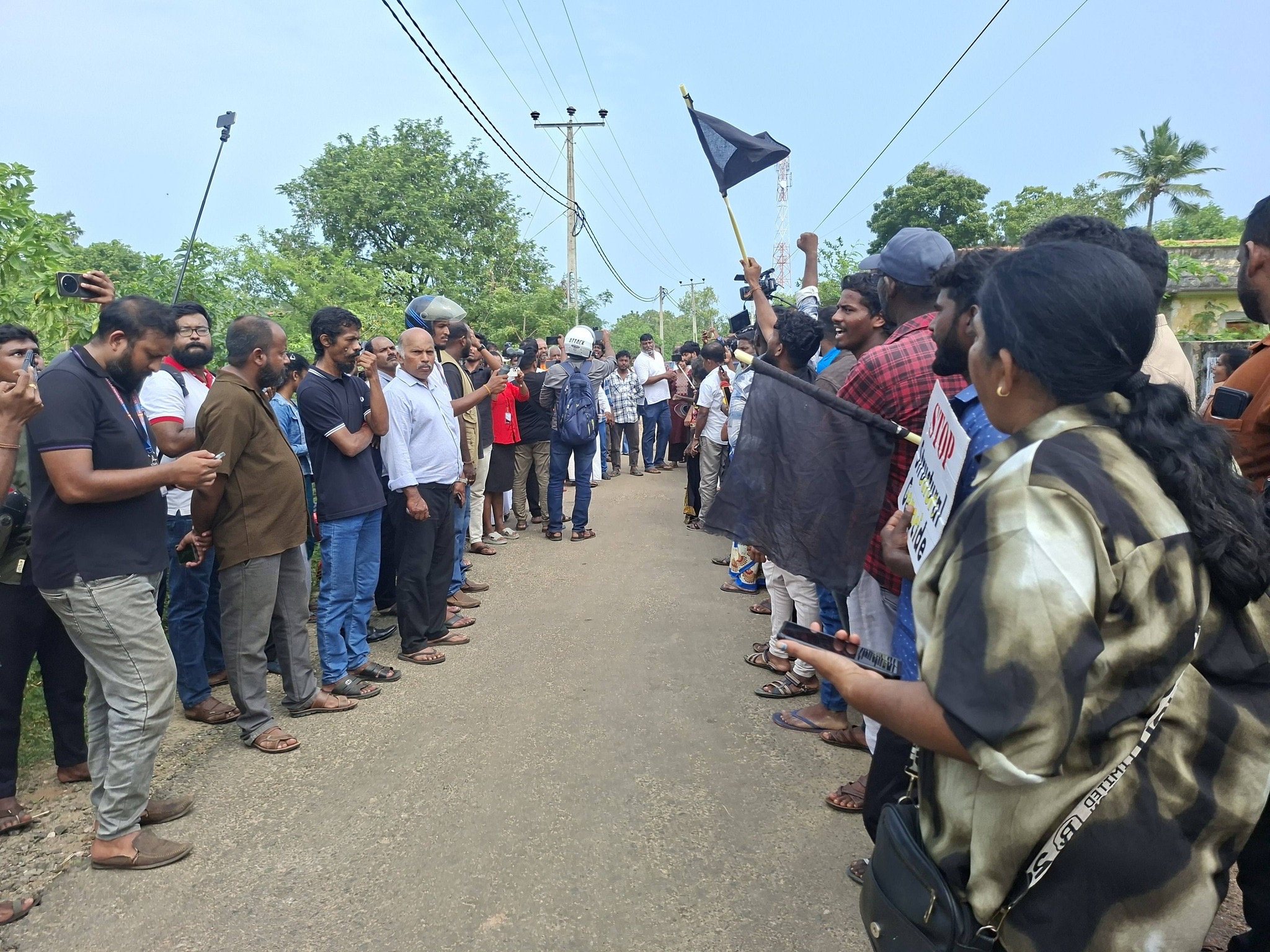 தையிட்டி திஸ்ஸ விகாரை முன்பாக போராட்டத்திற்கு ஆதரவு தெரிவித்து  யாழ்.பல்கலைகழக மாணவர்களும் பங்கேற்பு!