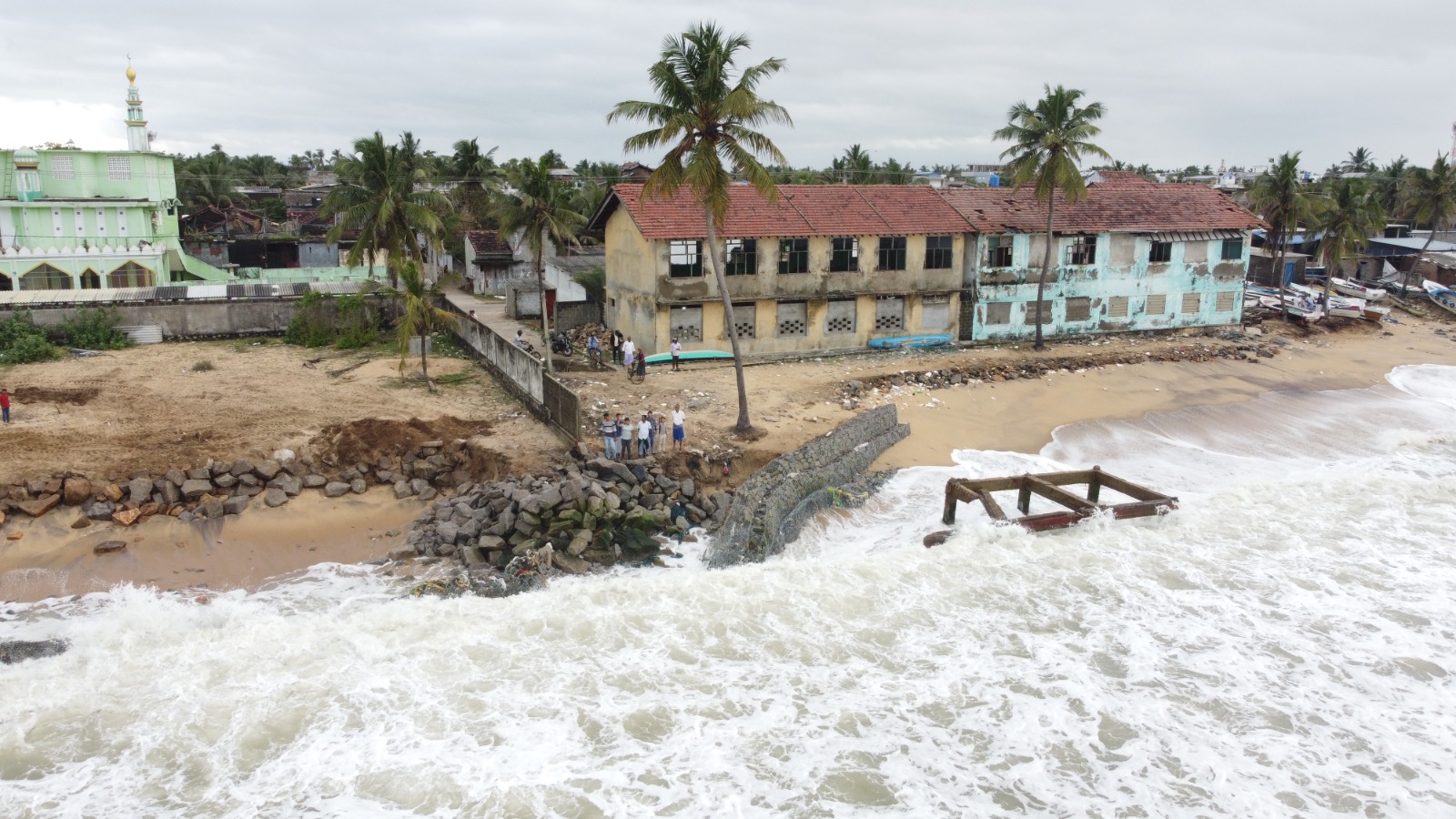 மீண்டும் ஆபத்தை எதிர்நோக்கும் மாளிகைக்காடு மையவாடி – பயனற்று போகும் தற்காலிக தீர்வுகள்!