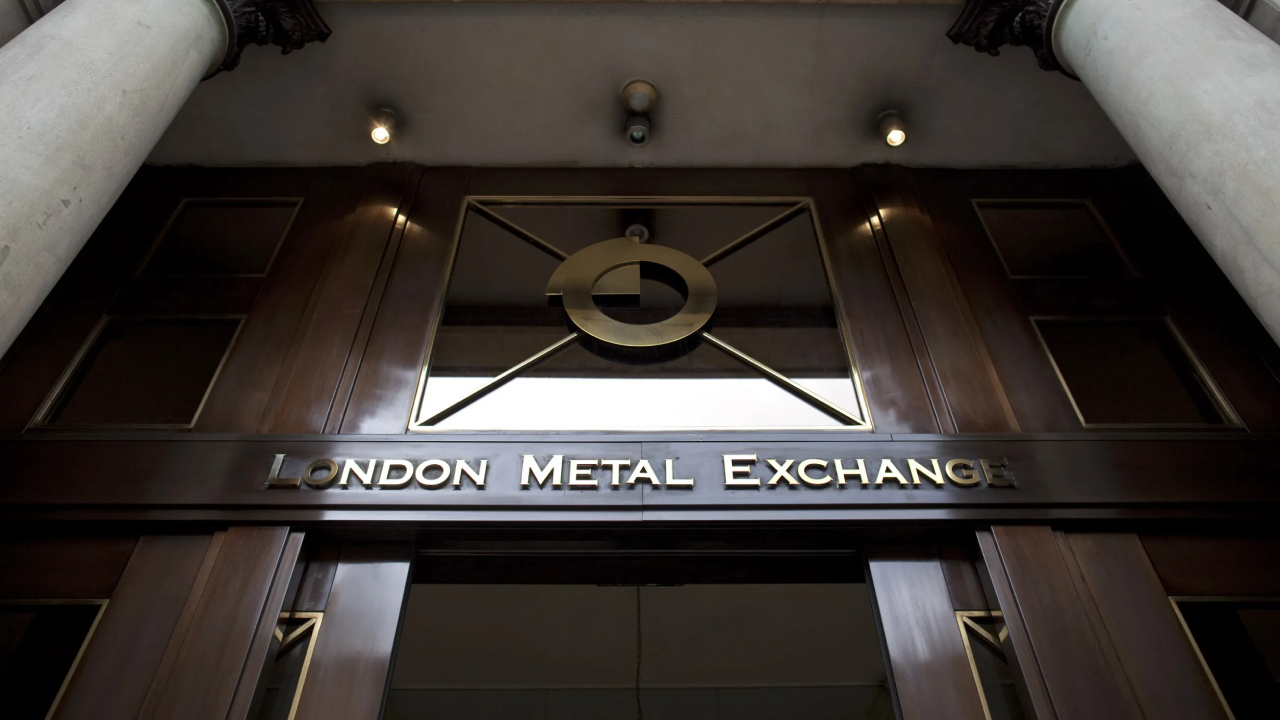 ஒரு மணி நேர தாமதத்திற்குப் பின்னர் மீண்டும் வர்த்தகத்தை தொடங்கிய லண்டன் மெட்டல் எக்ஸ்சேஞ்ச்!