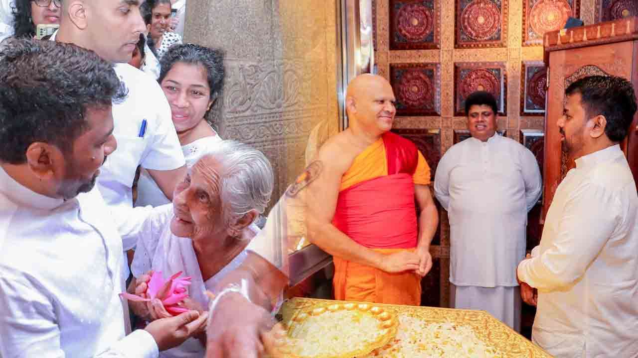 புதிய ஆண்டினை தலதா மாளிகைக்கு சென்று வழிபாடுகளுடன் ஆரம்பித்தார் – ஜனாதிபதி!