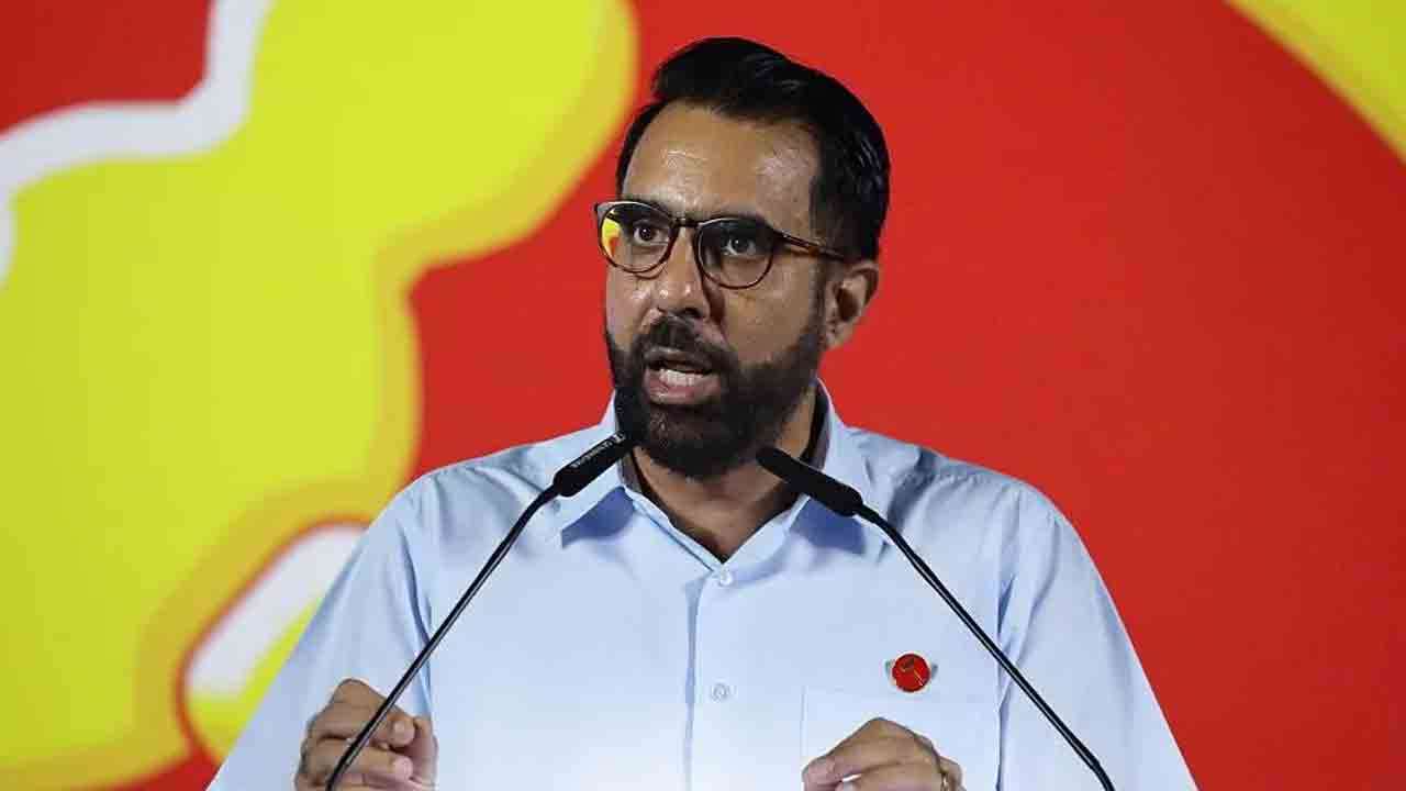 சிங்கப்பூரின் எதிர்க்கட்சித் தலைவர் பிரீதம் சிங் பதவியில் இருந்து நீக்கம்