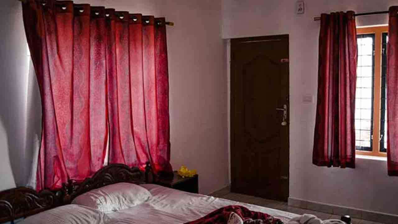 இரு பெண்கள் மீது கூரிய ஆயுதத்தால் தாக்குதல்