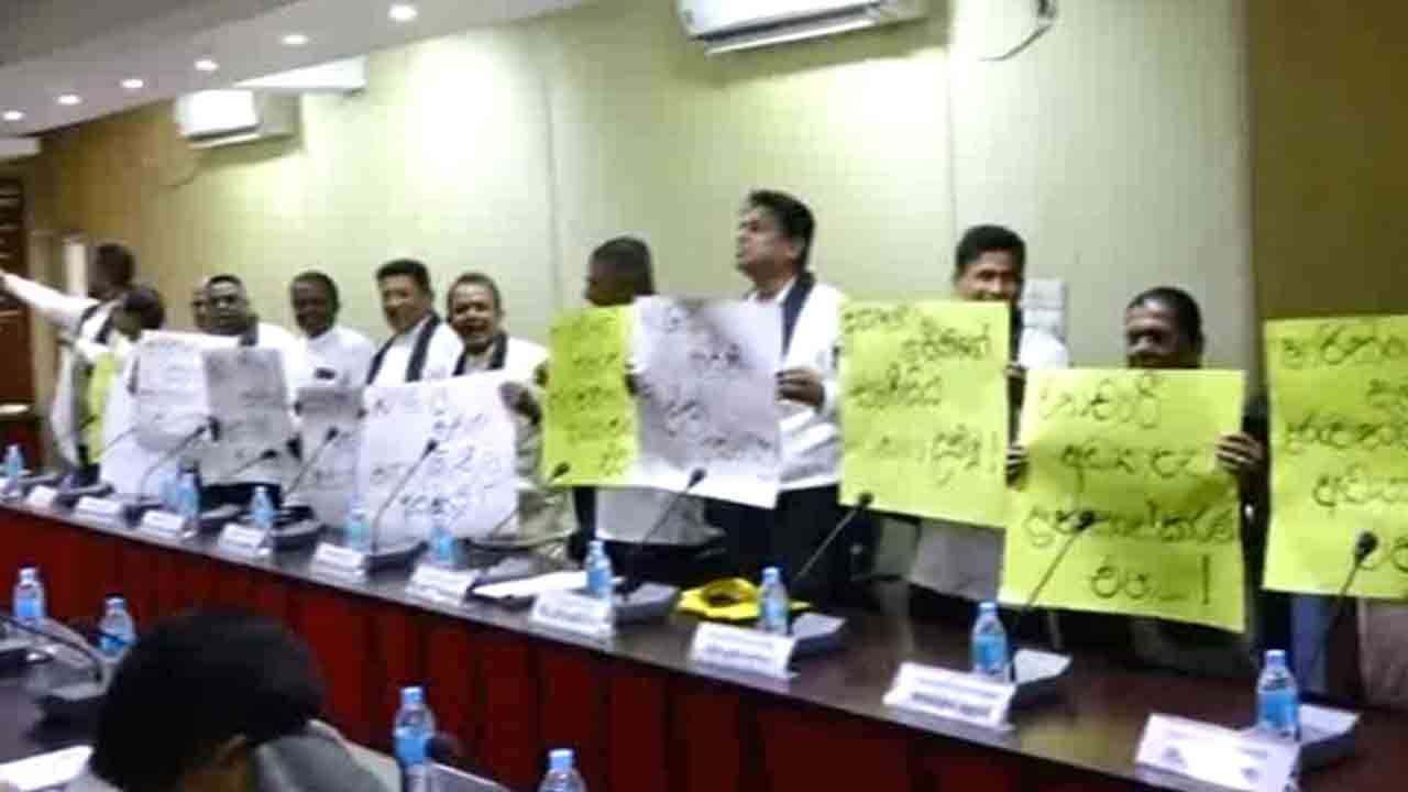 புதிய கல்விச் சீர்திருத்தங்களுக்கு எதிராக போராட்டம்