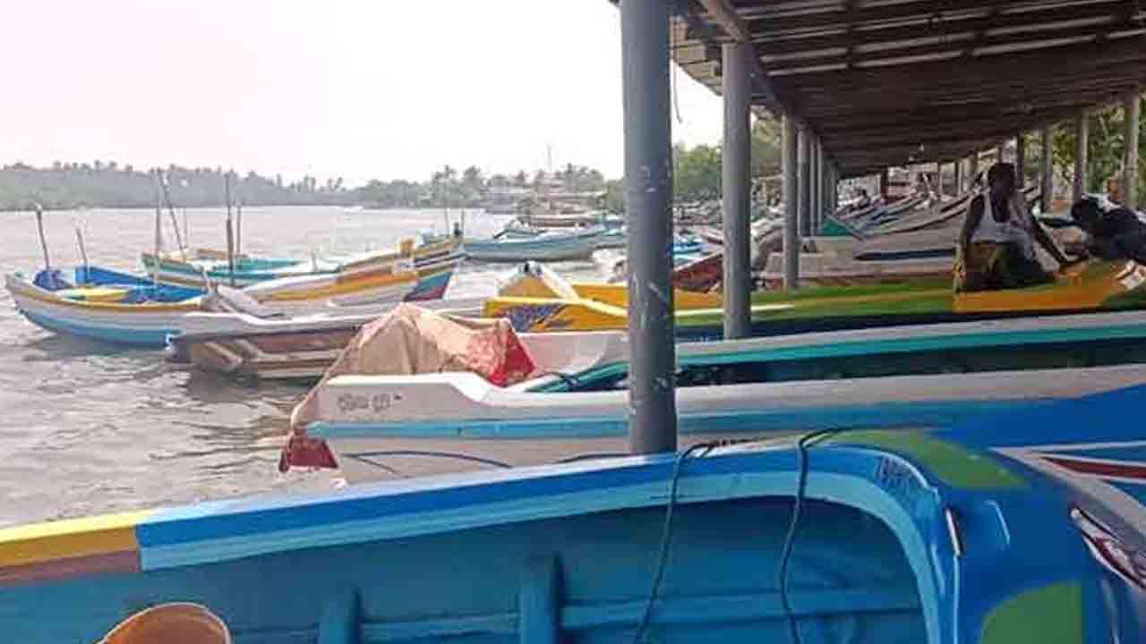 மீன்பிடித் தொழிலுக்காக கடலுக்குச் சென்ற சிலாபம், வெல்ல கிராமத்தைச் சேர்ந்த மீனவர்கள் மாயம்