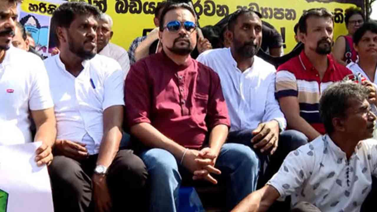 சத்தியாகிரகப் போராட்டத்தை  முடித்துக்கொண்டார்  முன்னாள் அமைச்சர் விமல் வீரவன்ச!