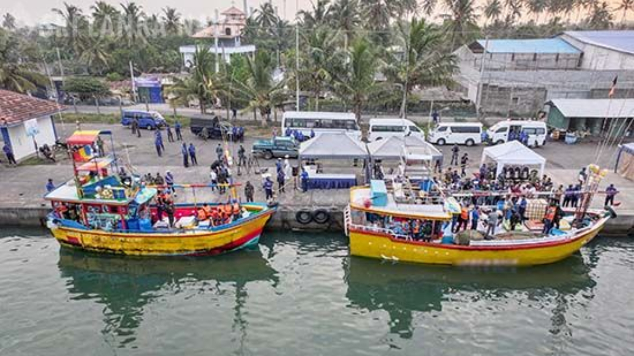 தெற்கு கடலில் கைப்பற்றப்பட்ட படகுகளுக்கு போதைப்பொருள் வழங்கியதாக மற்றொரு படகுடன் ஐவர் கைது!