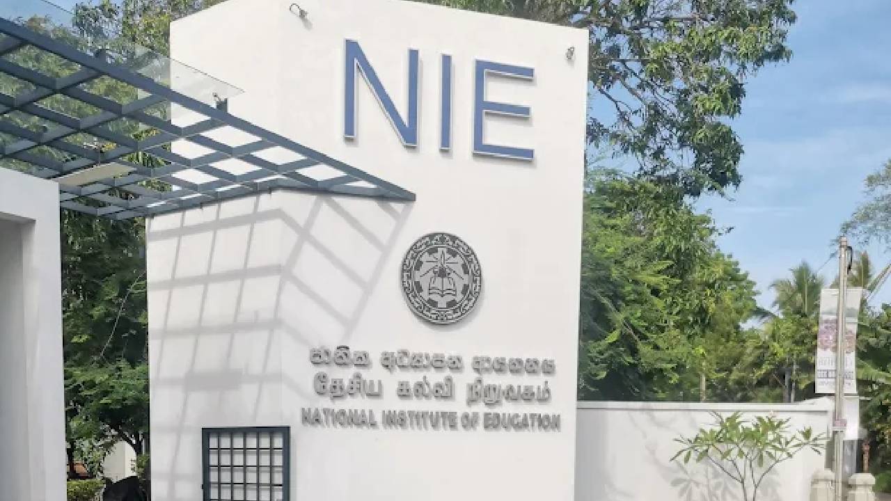 தரம் 6 ஆங்கில பாடப்புத்தக விவகாரம்: பல கல்வி அதிகாரிகள் இடைநீக்கம்!