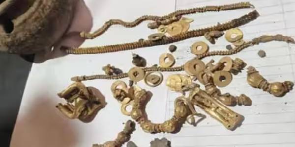 கர்நாடகாவில் வீடு கட்டுமானத்திற்காக தோண்டப்பட்ட குழியிலிருந்து புதையல் மீட்பு!