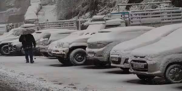 ஜம்மு காஷ்மீரில் கடும் பனிப்பொழிவு –  விமான சேவைகள் பாதிப்பு!