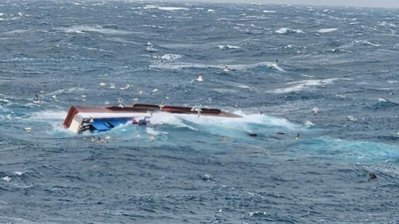 ஏறாவூர் கடலில் படகு கவிழ்ந்து மீனவர் மாயம்!