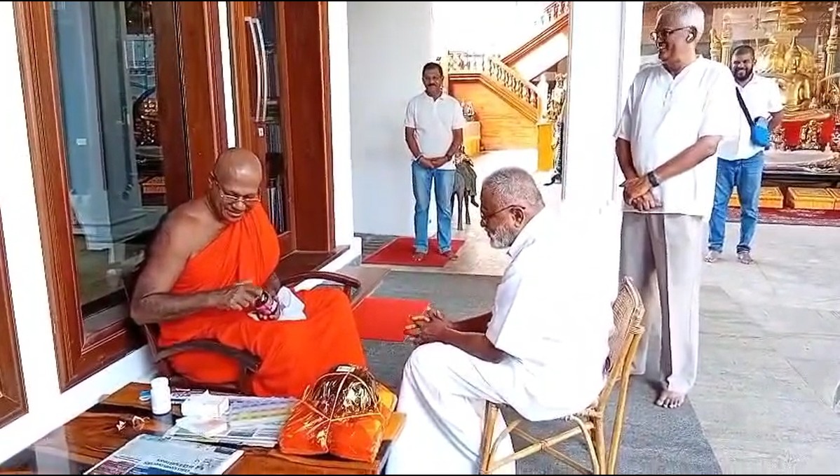 பிணையில் விடுதலையான டக்ளஸ் தேவானந்தா கங்காராம விகாராதிபதியிடம் ஆசி பெற்றார்!