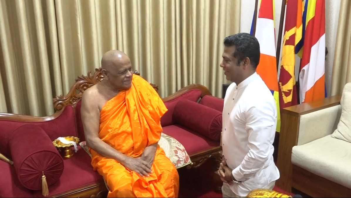 அமைச்சர் நளிந்த ஜயதிஸ்ஸ மற்றும் சுகாதார பிரதி அமைச்சர் ஹன்சக விஜேமுனி – மல்வத்த மற்றும் அஸ்கிரி மகா தேரர்களை சந்தித்தனர்!