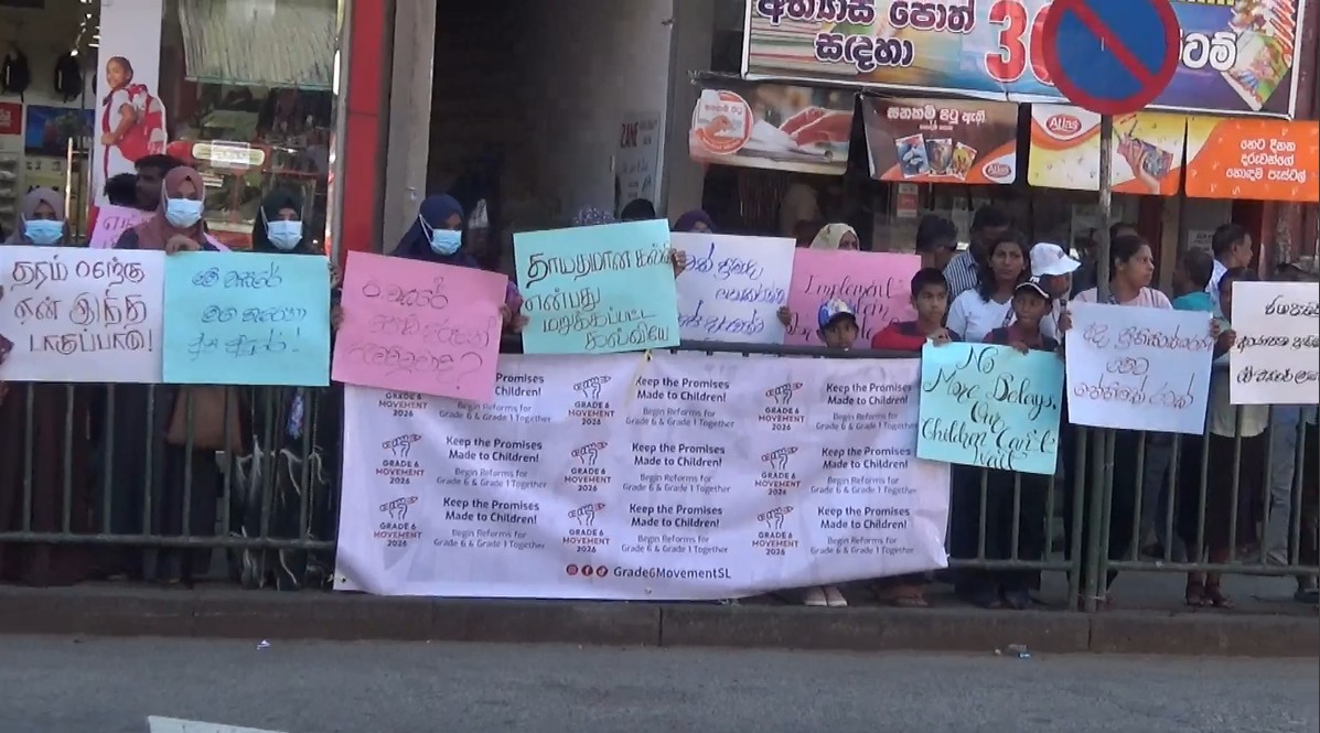 ஆறாம் ஆண்டிற்கான புதிய கல்வி சீர்திருத்தத்திற்கு ஆதரவாக நாவலப்பிட்டியில் பெற்றோர்கள் கவனயீர்ப்பு ஆர்ப்பாட்டம்!