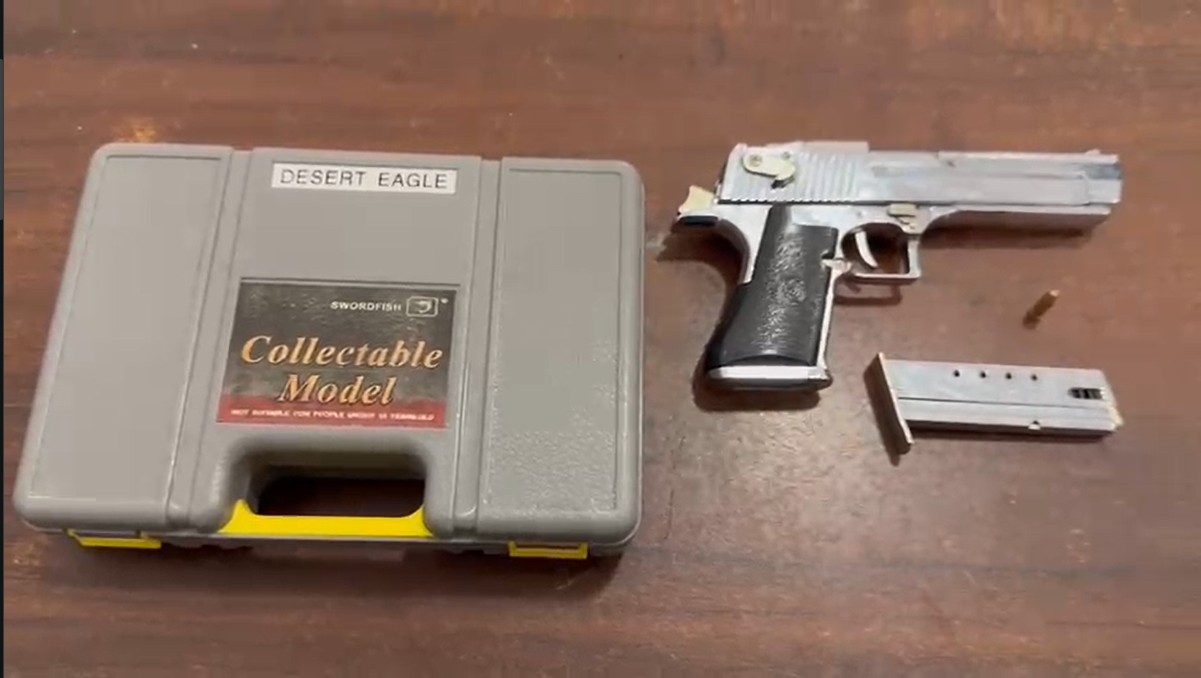 வீட்டின்  அறைக்குள்  சூட்சுமமாக மறைத்து வைக்கப்பட்ட மைக்ரோ வகை கைத்துப்பாக்கியுடன் ஒருவர் கைது!