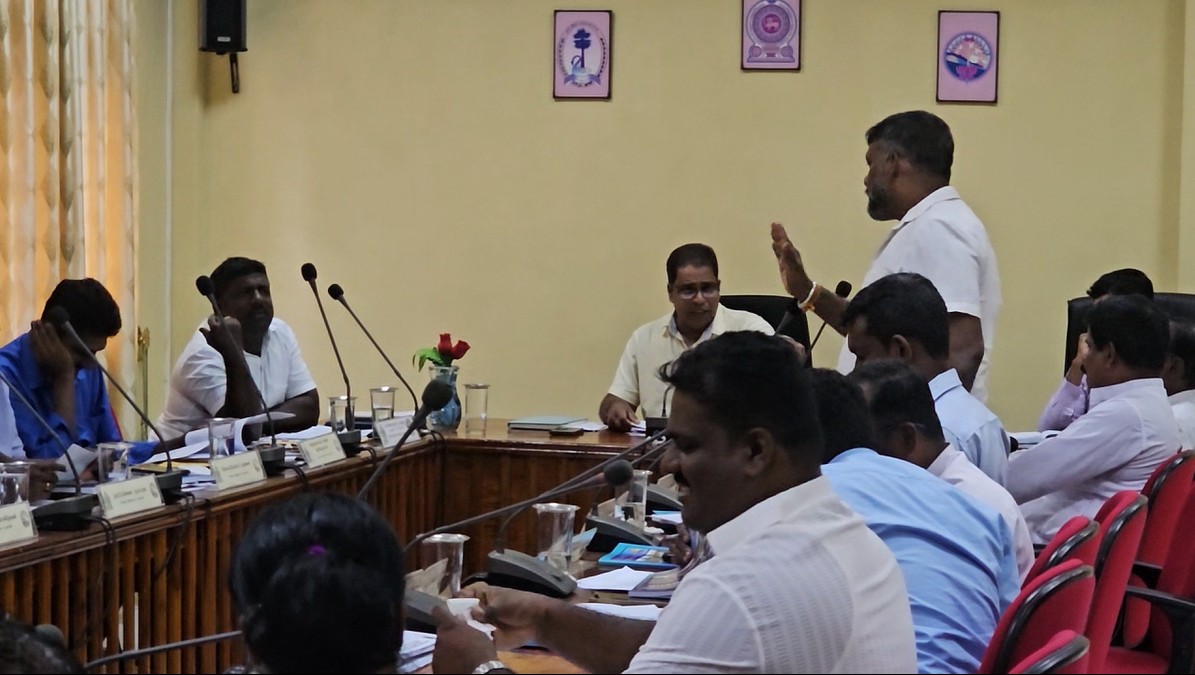 மானிப்பாய் சபை அமர்வின் போது தூக்கி வீசப்பட்ட அறிக்கை!